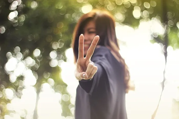 少女在户外玩耍的肖像