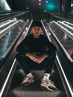 坐在自动扶梯上的男子 坐在自动扶梯上的男子