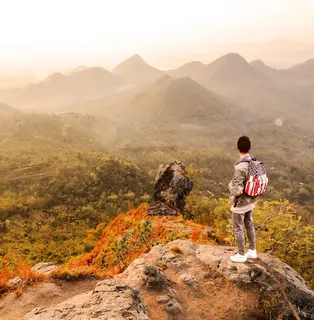 站在山顶上的人 站在山顶上的人