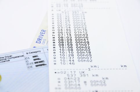 数字打印，卡车驾驶员，公里数，打印，驾驶记录，驾驶员休息，测速仪，行车记录仪