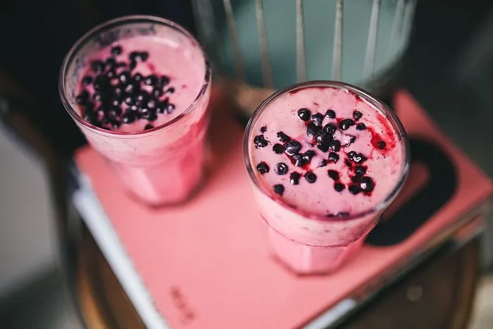 拿着蓝莓酸奶的女孩