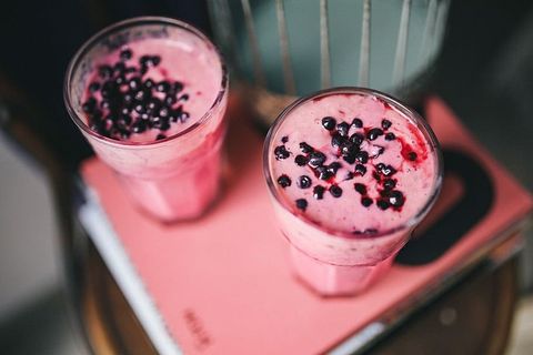 拿着蓝莓酸奶的女孩