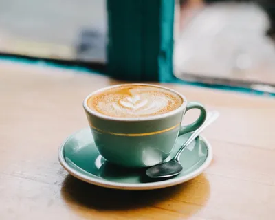 青色,陶瓷,茶杯,咖啡,内,棕色,木质,表面 青色,陶瓷,茶杯,咖啡,内,棕色,木质,表面