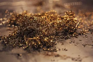 桌子上金色金属刨花的特写镜头