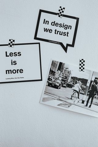 带有引言的励志卡片、黑白照片和银色笔记本电脑