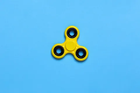 蓝色桌面上的黄色三旋玩具