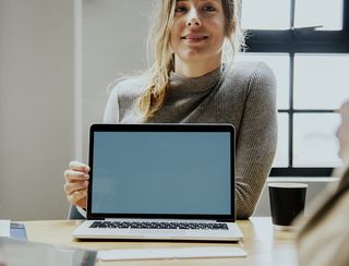 拿着笔记本电脑的女人