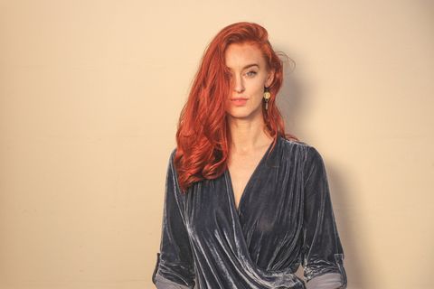 穿灰色紧身上衣的女人