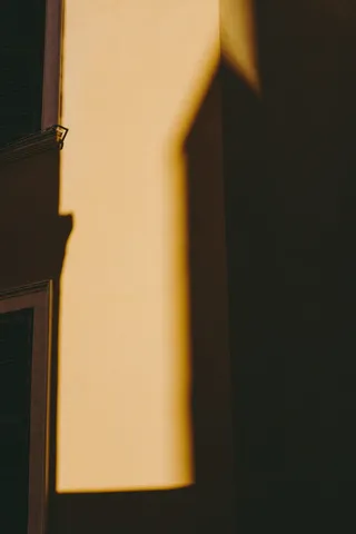 有阴影的黄色墙壁