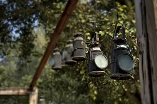 黑色金属灯笼挂在棕色木架上