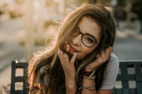 自拍的女人，阳光，快乐，微笑，女孩，平静，市中心，眼睛