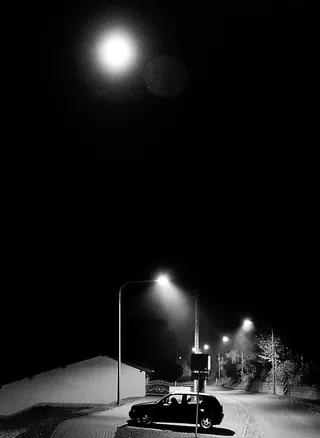 5门掀背车上方的满月，靠近电线杆