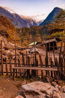 棕色木框玻璃面板