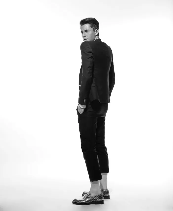 穿着西装的男人，男人，男人，深色，全身，一个人，站着