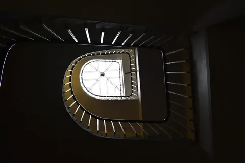 建筑, 室内, 台阶和楼梯, 栏杆, 楼梯, 建筑结构, 没有人, 螺旋楼梯 建筑, 室内, 台阶和楼梯, 栏杆, 楼梯, 建筑结构, 没有人, 螺旋楼梯