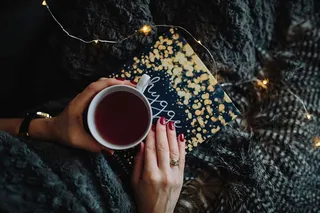 年轻女子在家看书喝酒