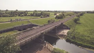 建筑、桥梁、乡村、大坝、日光、农场、草地、湖泊