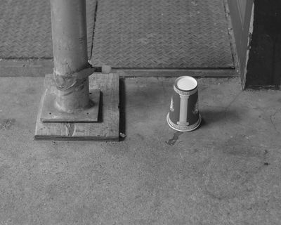 机器、锡罐、罐、地板、圆筒、垃圾桶、扶手、栏杆