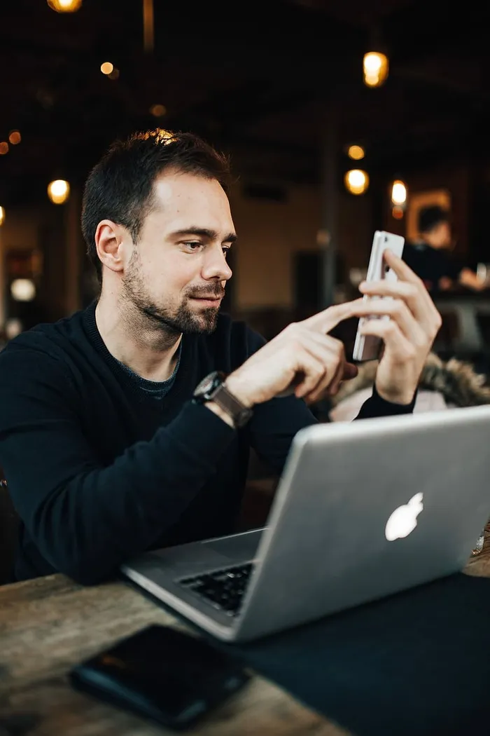 在现代咖啡馆工作的年轻企业家