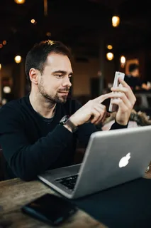 在现代咖啡馆工作的年轻企业家