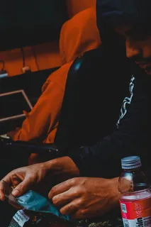 男子手持塑胶袋