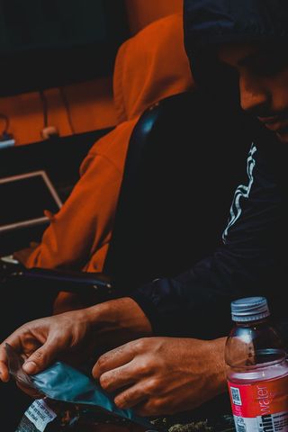 男子手持塑胶袋