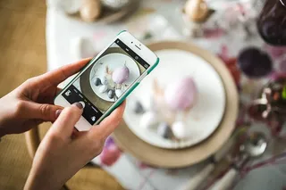 复活节桌上有可爱的粉红色装饰、鲜花、柳絮和鸡蛋