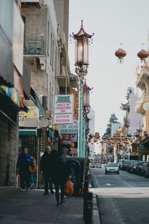 白天在小路上行走的人群