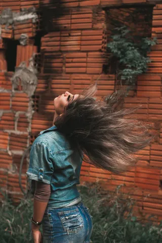 身着蓝色牛仔衬衫的女士