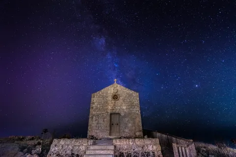 白天教堂、大教堂、银河下、夜晚、天空、星星、教堂、教堂的摄影 白天教堂、大教堂、银河下、夜晚、天空、星星、教堂、教堂的摄影