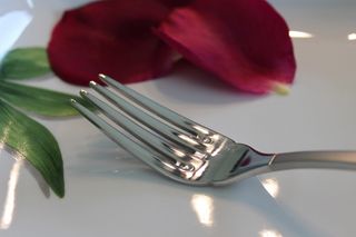 厨房，叉子，粉红色，花瓣，银器，盘子，食物，餐刀