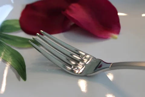 厨房,叉子,粉红色,花瓣,银器,盘子,食物,餐刀 厨房,叉子,粉红色,花瓣,银器,盘子,食物,餐刀