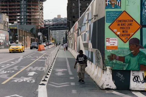 街头艺术,小径,道路,第一大道,第一大道,罗斯河,儿童穿耐克罗斯河,儿童步行 街头艺术,小径,道路,第一大道,第一大道,罗斯河,儿童穿耐克罗斯河,儿童步行