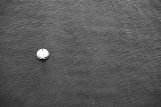 漂浮物的灰度摄影