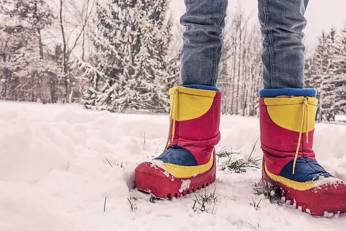 穿红色和黄色雪地靴的人