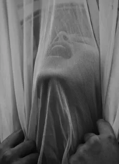 脸上戴着白色网眼布的女人