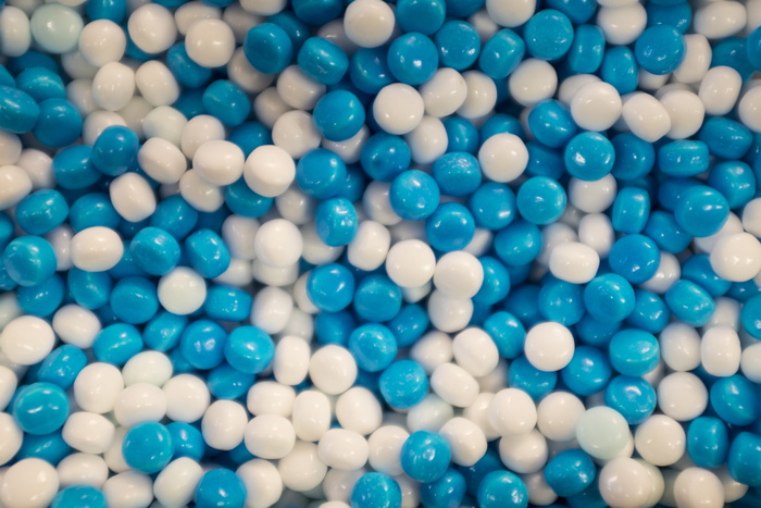 一堆蓝色和白色的 RX 药丸。