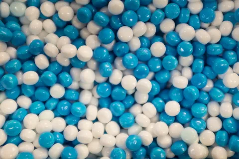 一堆蓝色和白色的 RX 药丸。