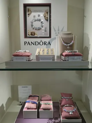 中心、购物、商店、珠宝、文字、室内、零售、无人