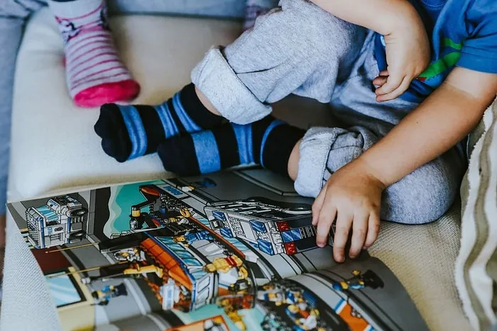 一个正在读喜剧故事的孩子