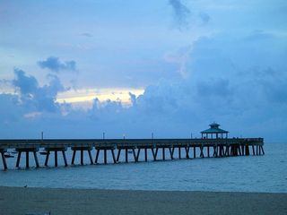 白色，棕色，木质，船坞，船身，水，码头，钓鱼