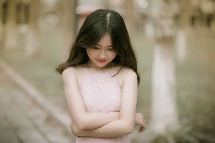 浅焦点拍摄粉红色连衣裙的女人
