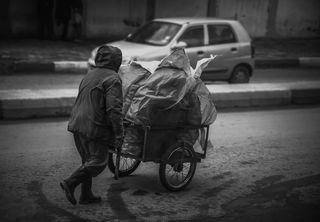 推车的人，人，人，人，交通工具，汽车，汽车