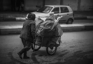 推车的人，人，人，人，交通工具，汽车，汽车