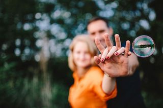 在户外牵手的年轻夫妇