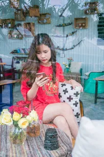 坐在椅子上使用智能手机的女性 坐在椅子上使用智能手机的女性