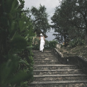 女人，夏天，衣服，白色，台阶，攀爬，散步，夏天的衣服