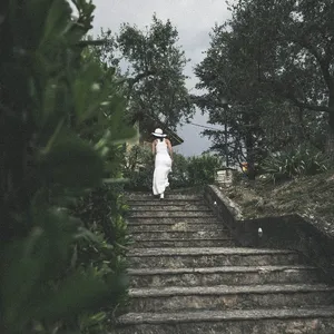 女人，夏天，衣服，白色，台阶，攀爬，散步，夏天的衣服
