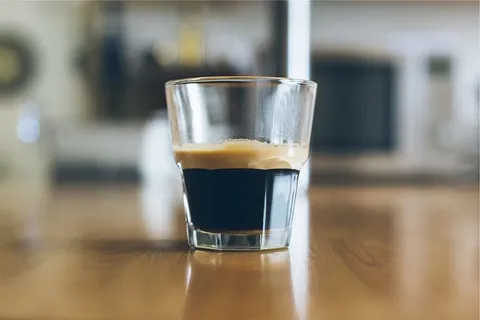 浓缩咖啡、玻璃杯、咖啡、桌子、酒杯、家用设备、饮料、食品和饮料 浓缩咖啡、玻璃杯、咖啡、桌子、酒杯、家用设备、饮料、食品和饮料