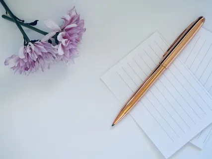 白纸上的金色扭笔 白纸上的金色扭笔